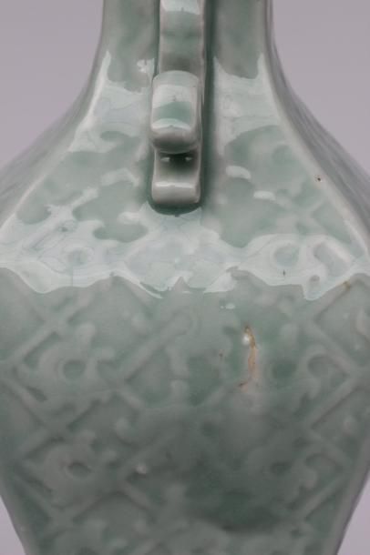 null VASE en porcelaine de forme quadrangulaire à décor sous couverte céladon d'un...