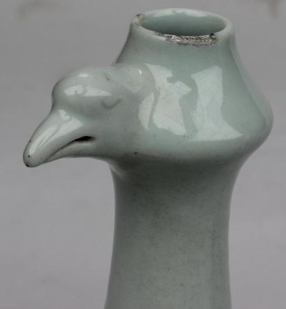 null Vase à col étranglé couleur céladon à décor d'un tête d'oiseau, Extrême Orient...