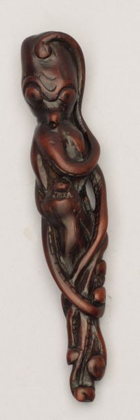 null NETSUKE en bois représentant une pieuvre aux prises avec un singe , signée,
Japon...