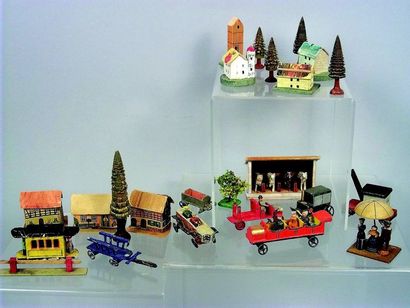 null Ensemble de jouets en bois et en carton de très petite taille (H 4 cm) représentant...