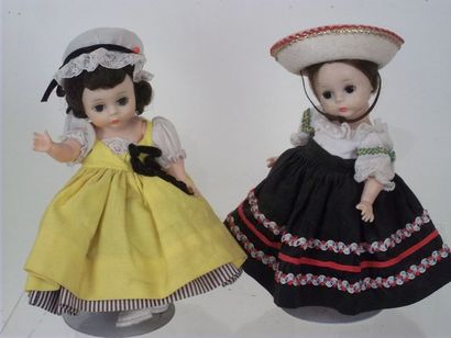 null Ensemble de 2 petites poupées en PVC de fabrication américaine par Madame ALEXANDER....