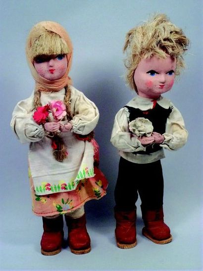 null Deux poupées artistiques avec costumes d’Europe de l’Est H:30 cm (circa 1930)...