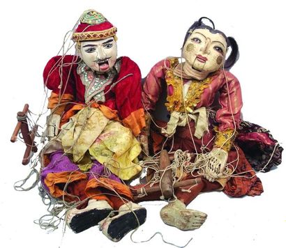 null Deux très belles marionnettes indonésiennes en bois sculpté avec yeux en émail,...