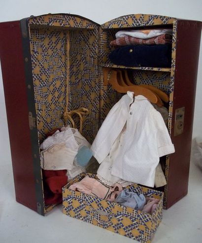 null -Jolie malle en cartonnage dur contenant de très nombreux vêtements anciens...