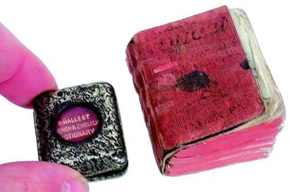 null Dictionnaire miniature de poche. Format : 3x5 cm. (circa 1965) + Dictionnaire...