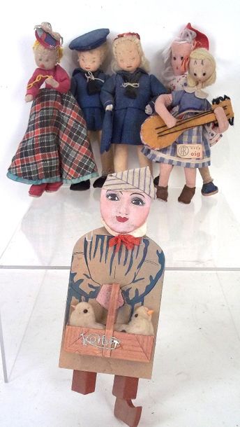 null Ensemble de 5 poupées articulées en tissu anciennes H 23 cm<. Portent un label...