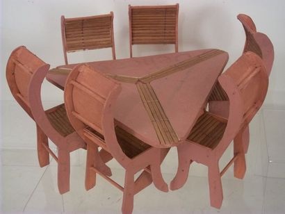 null -Salle à manger époque 1970 de forme triangulaire avec 6 chaises courbes. Forme...