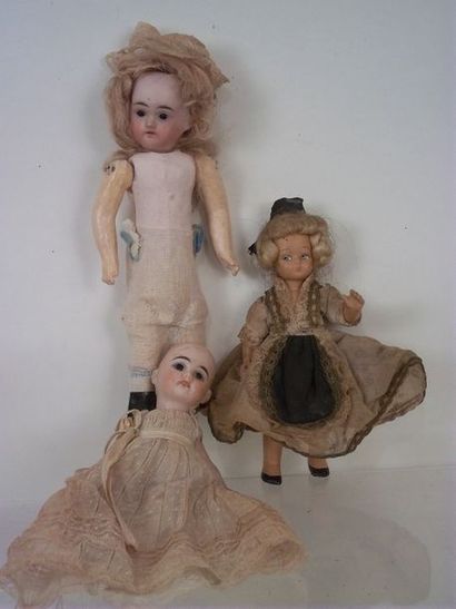 null Ensemble de trois poupées: une avec tête FLEISCHMANN et corps droit H 29 cm...