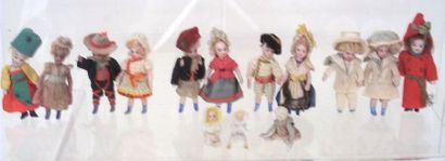 null Très bel et rare ensemble de 11 poupées lilliputiennes tout en biscuit de la...
