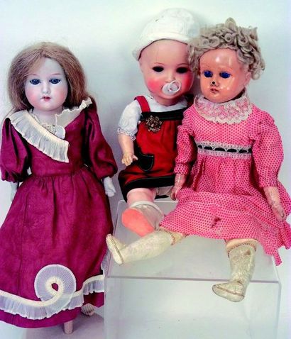null Ensemble de trois poupées allemandes, comprenant : une Poupée à buste en biscuit...