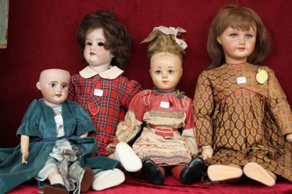 null Ensemble de quatre poupées comprenant deux avec la tête en carton moulé. H 50...
