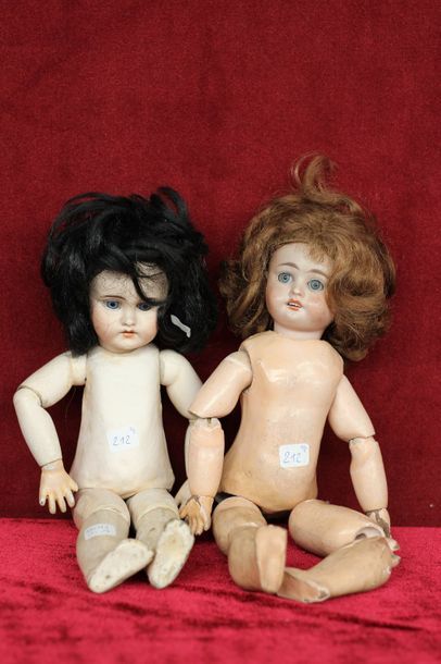 null Deux poupées SFBJ, le corps en composition, la tête en porcelaine, l'une marquée...