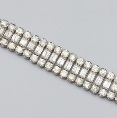 null Important bracelet en or gris 750°/00 , serti de diamants baguettes entre deux...