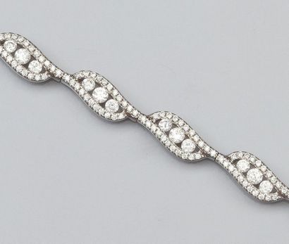 null Délicat bracelet en or gris 750°/00, à maillons sertis de diamants taille brillant...