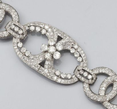 null Important bracelet en platine à maillons ovales sertis de diamants demi taille...