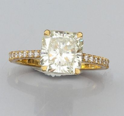 null Bague en or jaune 750°/00, sertie d 'un diamant coussin de 3.04 carat, couleur...