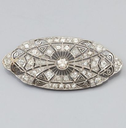 null Broche fuseau en platine et or gris à décor repercé , sertie de diamants demi...