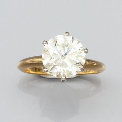 null Bague en or jaune 750°/00, sertie d 'un diamant taille brillant de 3.09 carat...