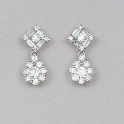 null Paire de boucles d'oreilles en or gris 750°/00, serties de diamants taille brillant...