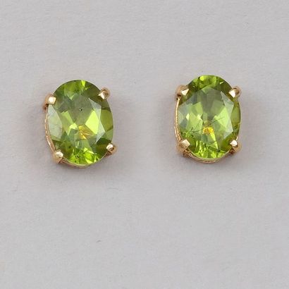 null Paire de boucles d'oreilles en or jaune 750°/00, serties de péridots ovales...