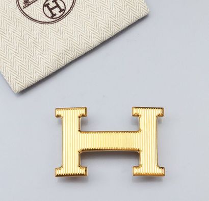 HERMES Boucle de ceinture "Constance" dorée et striée. Pour ceinture de 35 mm. Signée...