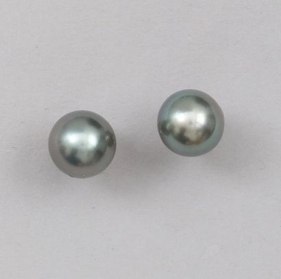 null Paire de boucles d'oreilles en or gris 750°/00, chacune est sertie d 'une perle...