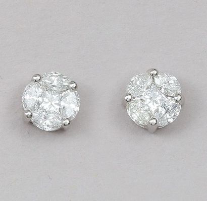 null Paire de boucles d'oreilles en or gris 750°/00, serties de diamants taille princesse...