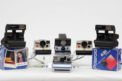 null POLAROID, ensemble de six appareils non testés : un Polaroid SX-70 Sonar AutoFocus....