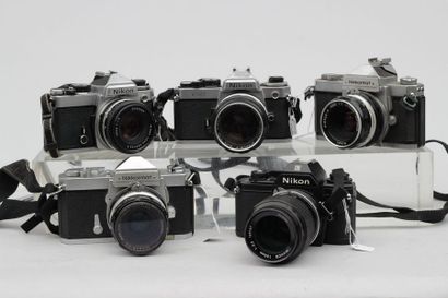 null NIKON, ensemble de cinq appareils : boitier Nikon FE n°3886223 avec objectif...