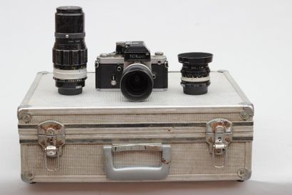 null NIKON, ensemble Nikon F2 : boitier Nikon F2, n°7116527. Un objectif Nikon Micro-Nikkor-P...