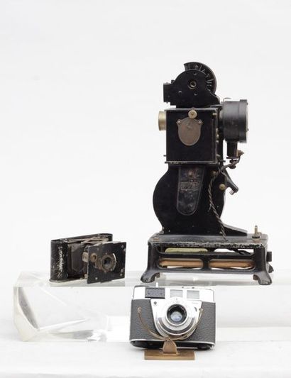 null APPAREILS PHOTOS DIVERS : un projecteur Pathé-Baby, un Kodak Vest Pocket Autographic...