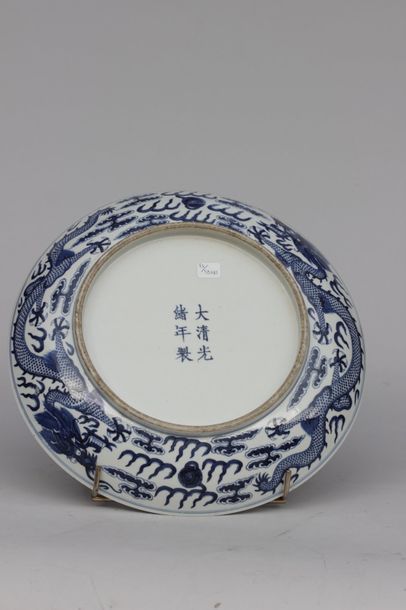 null PLAT CREUX en porcelaine de la Chine à décor en camaïeu de Dragon, marqué aux...