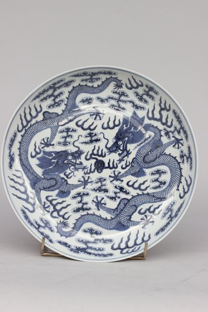 null PLAT CREUX en porcelaine de la Chine à décor en camaïeu de Dragon, marqué aux...