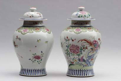 null Paire de POTICHES couvertes en porcelaine de la Chine à décor floral, avec socles....