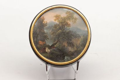 null BOÎTE ronde en écaille brune, le couvercle orné d'une peinture en miniature...