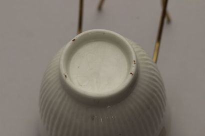 null MENNECY
Tasse trembleuse et sa sous-tasse en porcelaine tendre unie à motif...