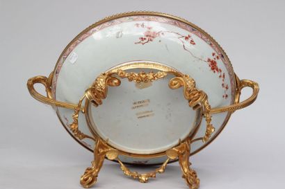 null Grande coupe en porcelaine à décor floral, monture en bronze doré; XIXe siècle,...