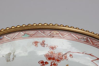 null Grande coupe en porcelaine à décor floral, monture en bronze doré; XIXe siècle,...