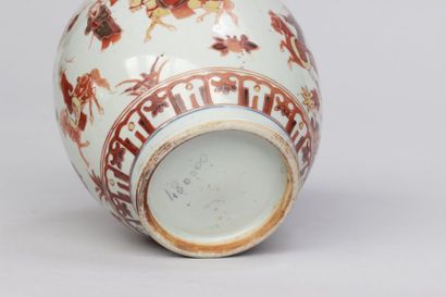 null Petit vase de forme boule en porcelaine de la Chine à décor de cavaliers et...