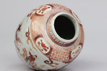 null Petit vase de forme boule en porcelaine de la Chine à décor de cavaliers et...