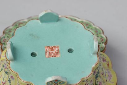 null Paire de bols avec supports en porcelaine de la Chine à décor sur fond jaune...