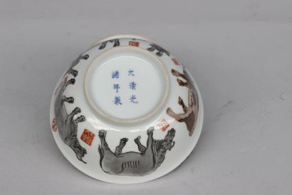 null PAIRE DE BOLS en porcelaine de la Chine à décor de bovidés, maarue aux six caractères...