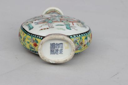 null VASE de forme gourde en porcelaine de la Chine à décor polychrome de scène de...