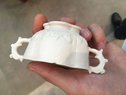 null Paire de coupes en porcelaine blanc de chine, Chine (fêlures et égrenures)
