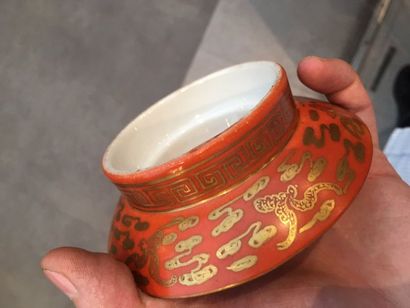 null BOL A THE avec support et couverle. Porcelaine de la Chine sur fond rouge à...