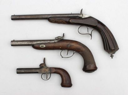 null Lot de trois pistolets à percussion, XIXe siècle, en l'état
 