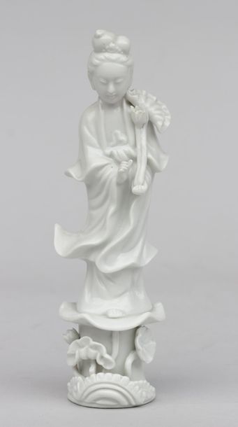 null STATUETTE en porcelaine émaillé blanc représentant une jeune femme debout tenant...