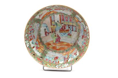 null COUPE en porcelaine à décor polychrome de scènes de palais Chine Diam.: 30 ...