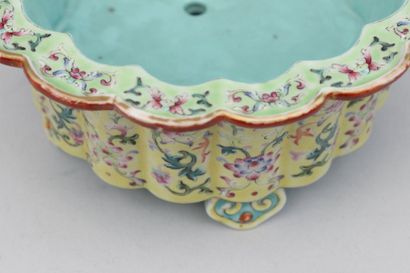 null Paire de bols avec supports en porcelaine de la Chine à décor sur fond jaune...