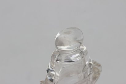 null VASE MINIATURE couvert en cristal de roche, Chine, XXe siècle, avec socle.

Haut....